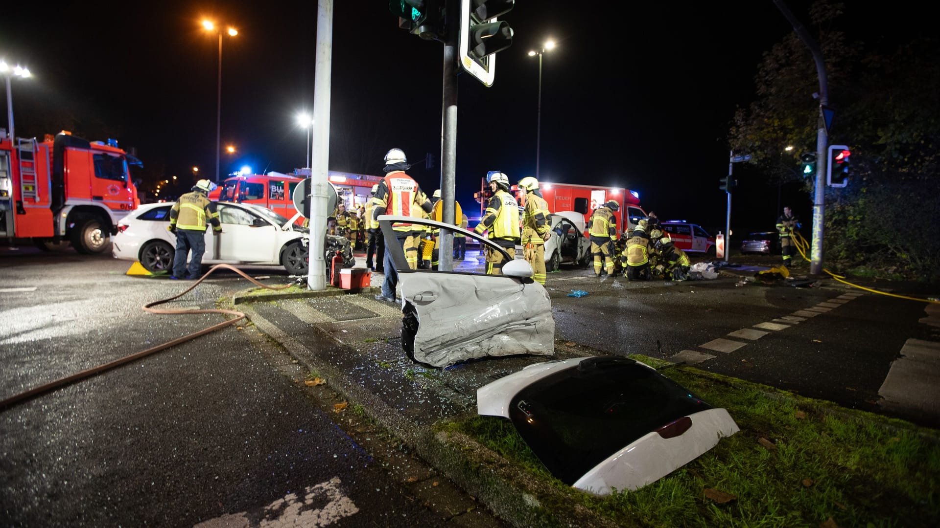 Die Feuerwehr musste am Donnerstagabend mehrere Menschen aus ihren Fahrzeugen befreien. Zuvor war es zu einem Zusammenstoß zweier Fahrzeuge gekommen.