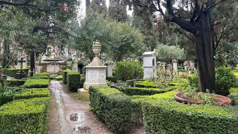 Der Friedhof Cimitero Accatolico (Archivbild): Dort entwendete ein Mann 350 Frauenfotos.