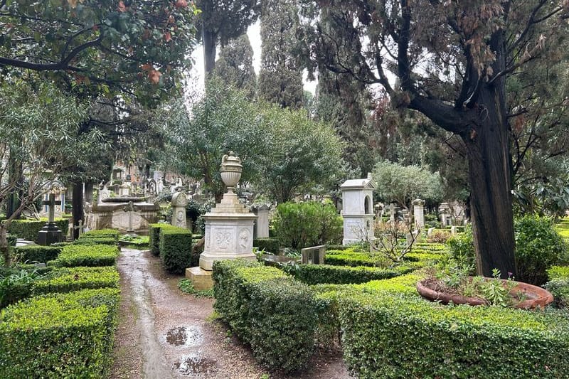 Der Friedhof Cimitero Accatolico (Archivbild): Dort entwendete ein Mann 350 Frauenfotos.