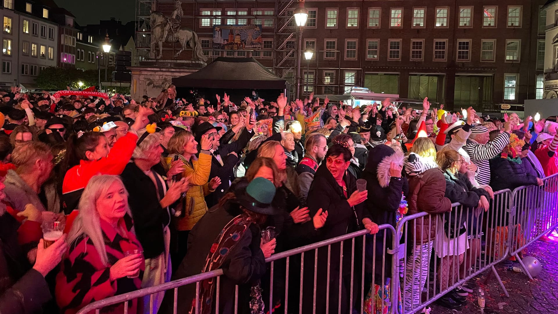 Der Marktplatz vor dem Rathaus war am Montagabend beim Brings-Konzert gut gefüllt.