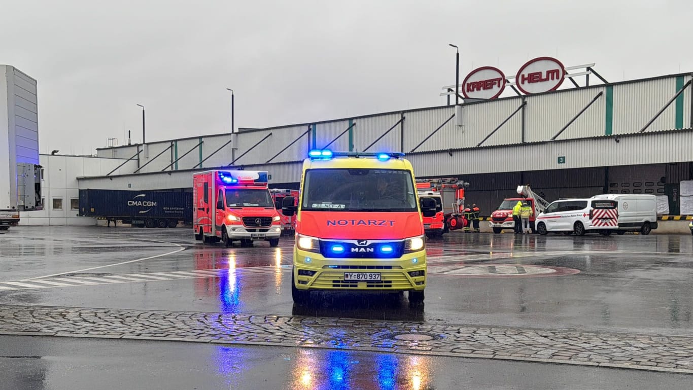 Ein Rettungswagen bringt den Verletzten ins Krankenhaus: Der Mann war bei Dacharbeiten durch ein Oberlicht gestürzt.