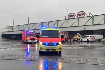 Ein Rettungswagen bringt den Verletzten ins Krankenhaus: Der Mann war bei Dacharbeiten durch ein Oberlicht gestürzt.