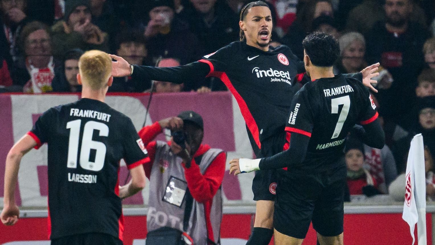 Überragendes Duo: Frankfurts Ekitiké (li.) und Marmoush feiern im Spiel beim VfB Stuttgart.