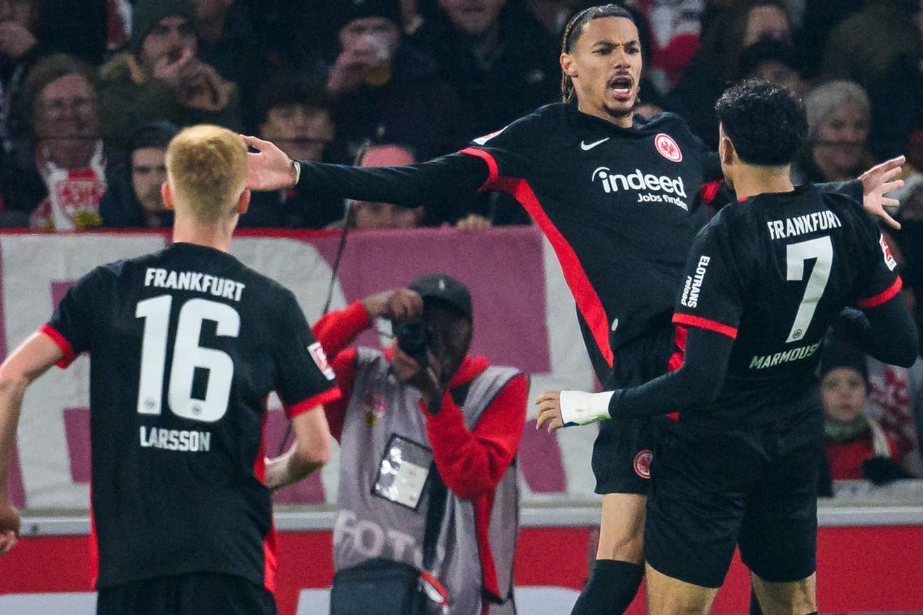 Überragendes Duo: Frankfurts Ekitiké (li.) und Marmoush feiern im Spiel beim VfB Stuttgart.