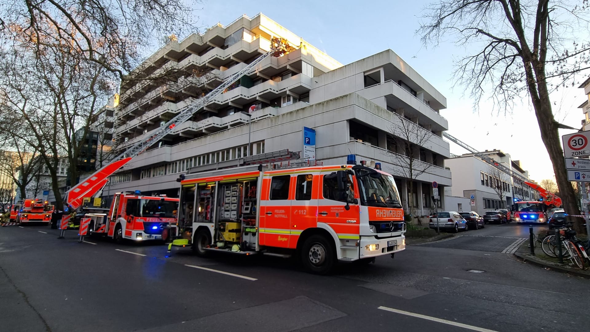 Die Feuerwehr war am Freitag am Fürstenwall im Einsatz: Eine Person starb.