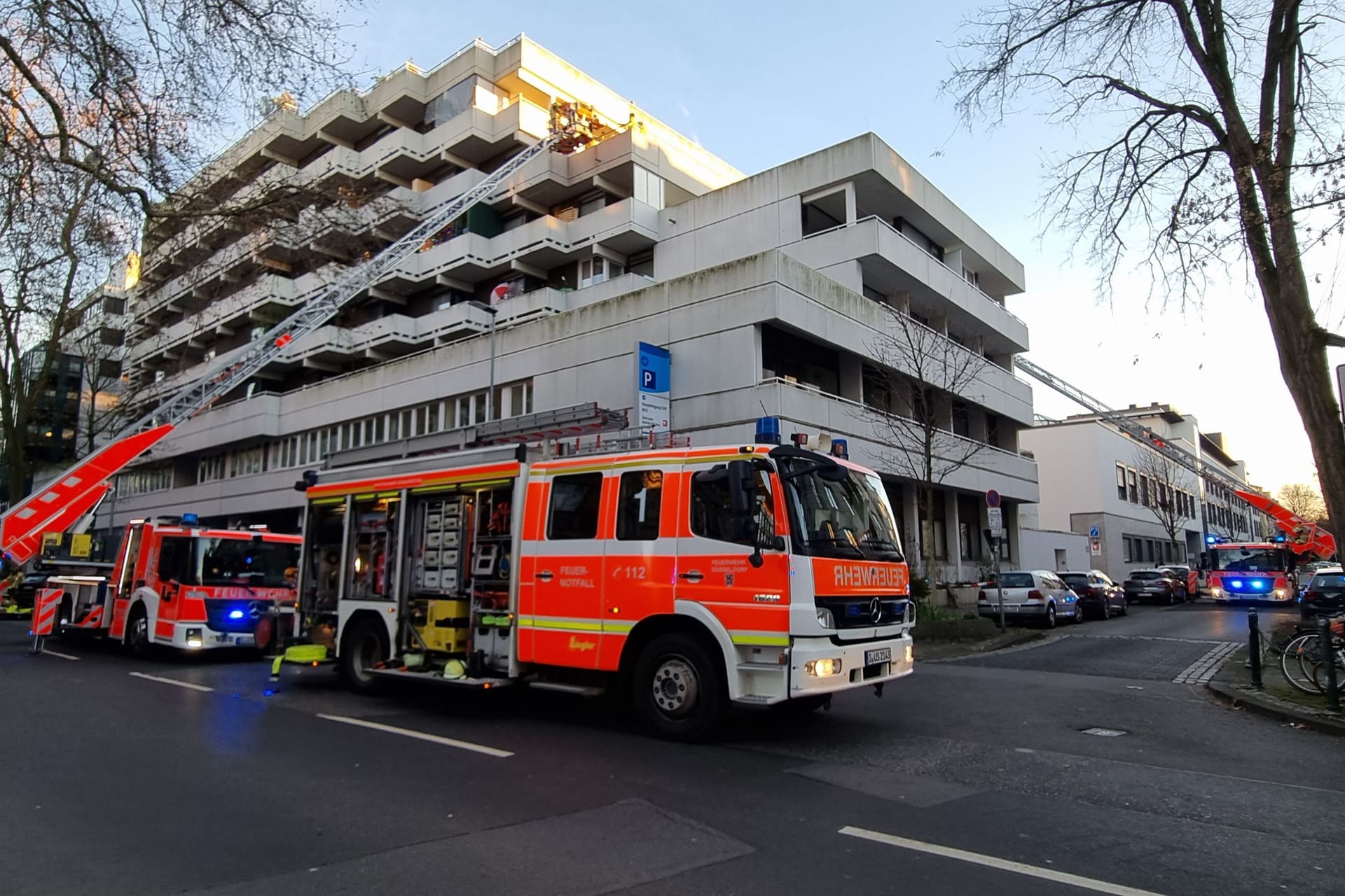 Die Feuerwehr war am Freitag am Fürstenwall im Einsatz: Eine Person starb.