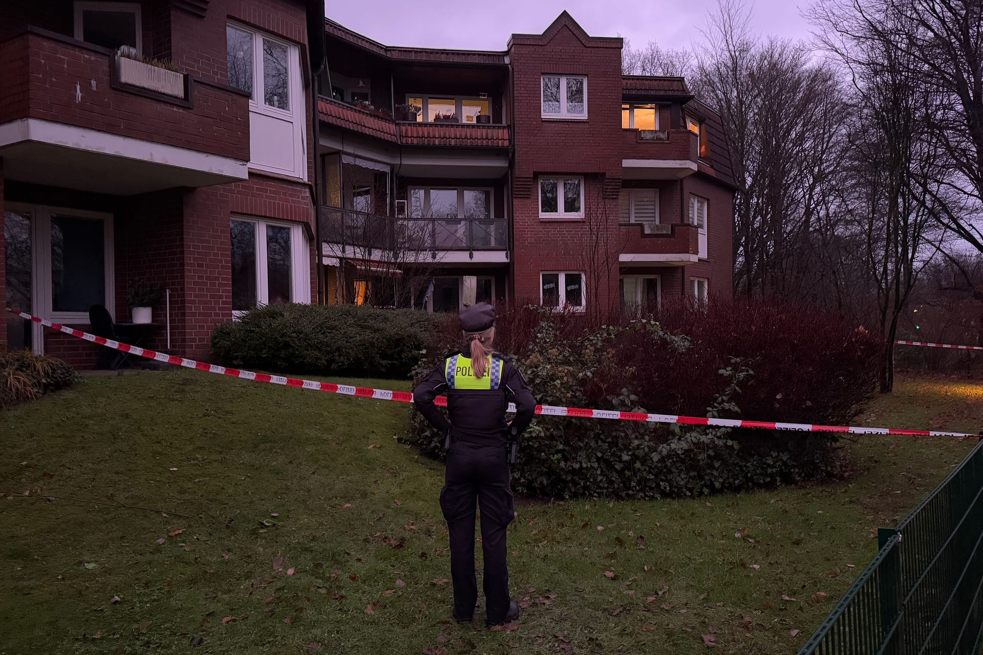 Polizei am Tatort in Hamburg: Die Frau wurde tot in ihrer Wohnung gefunden.