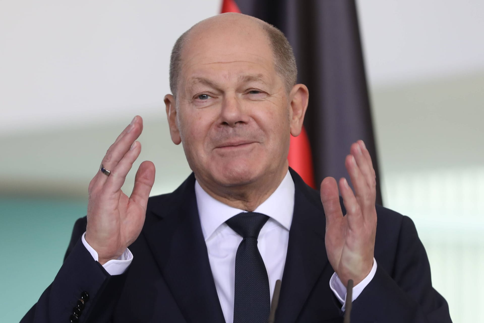 Der Mann, der Bundeskanzler Olaf Scholz (SPD) im Mai 2023 auf dem Rollfeld des Frankfurter Flughafens umarmte, muss sich vor Gericht verantworten.