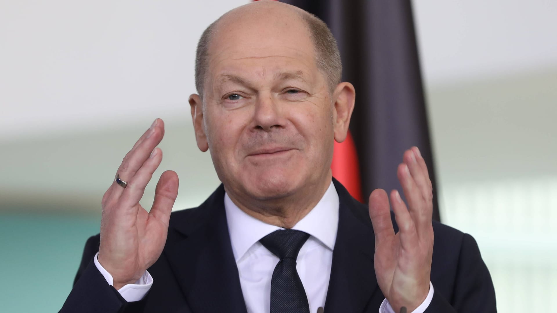 Der Mann, der Bundeskanzler Olaf Scholz (SPD) im Mai 2023 auf dem Rollfeld des Frankfurter Flughafens umarmte, muss sich vor Gericht verantworten.