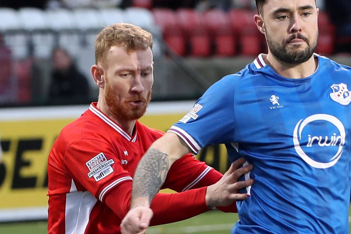 Michael Newberry (l.) bei einem Spiel mit Cliftonville: Der Fußballprofi ist überraschend gestorben.