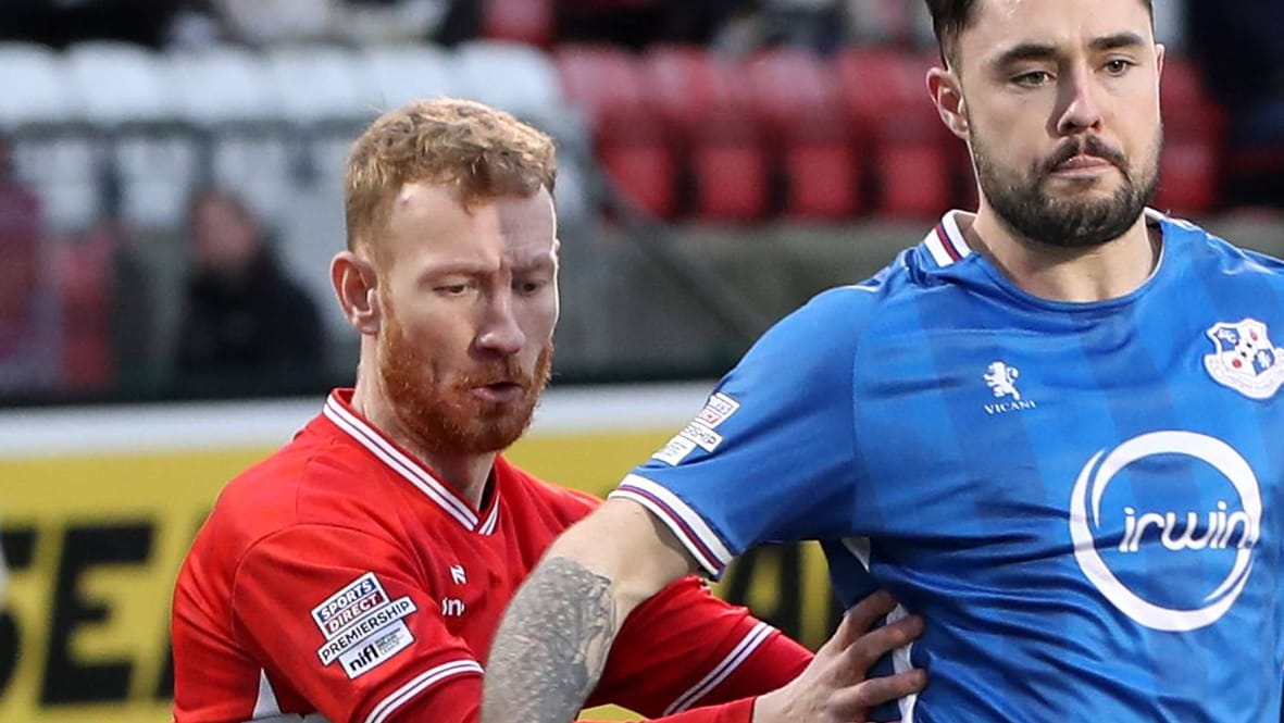 Michael Newberry (l.) bei einem Spiel mit Cliftonville: Der Fußballprofi ist überraschend gestorben.