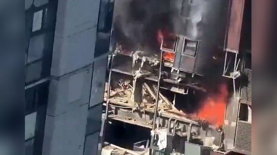 In einem Luxuswohnhaus gingen mehrere Etagen in Flammen auf.