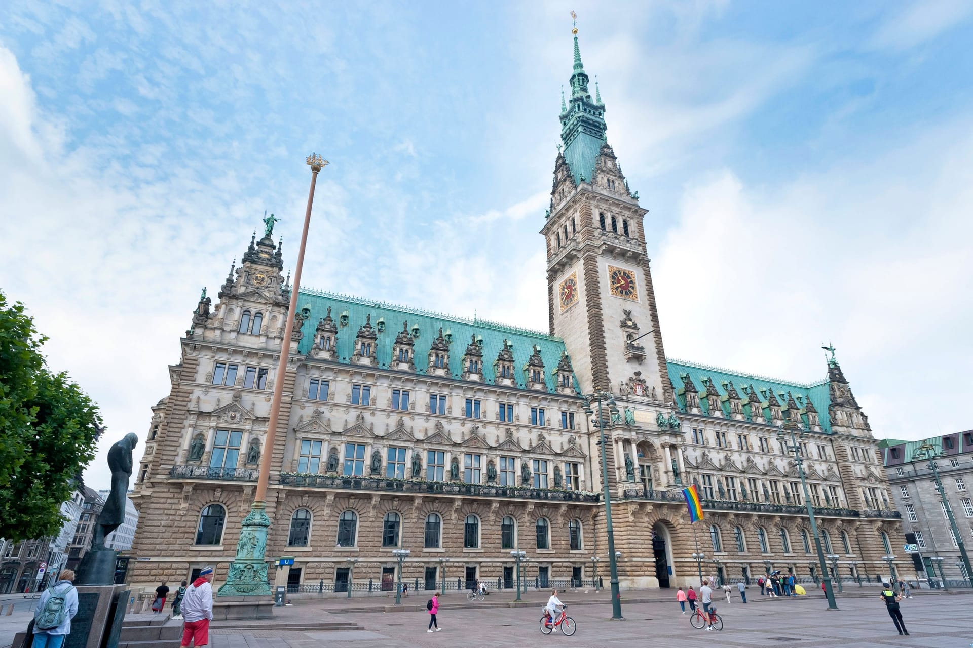 Blick auf das Hamburger Rathaus (Symbolbild): Laut einer neuen Umfrage gibtes deutliche Verschiebungen im Parteienranking.