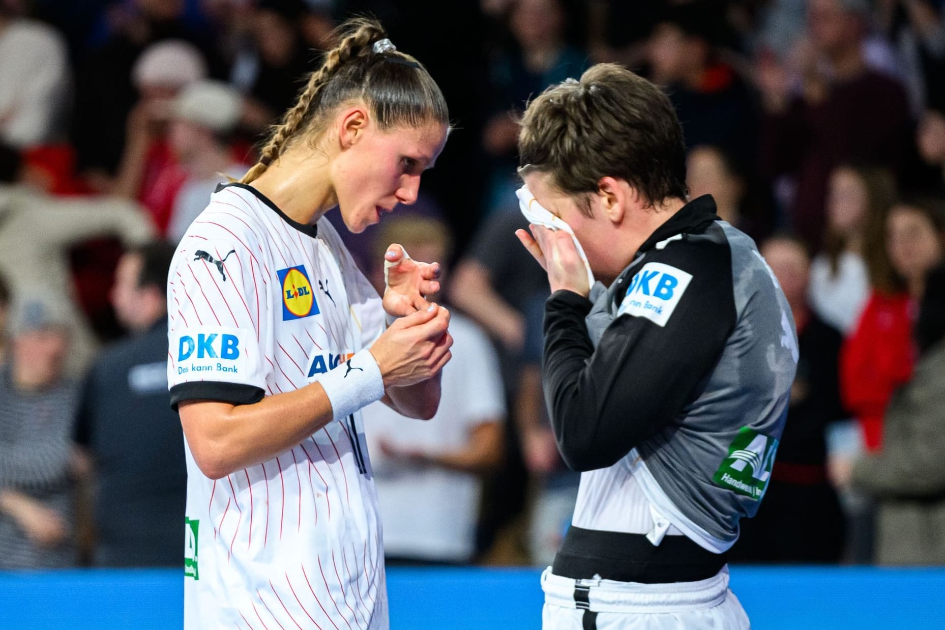 Enttäuschung beim deutschen Team: Die DHB-Frauen mussten bei der Handball-EM eine bittere Niederlage verkraften.