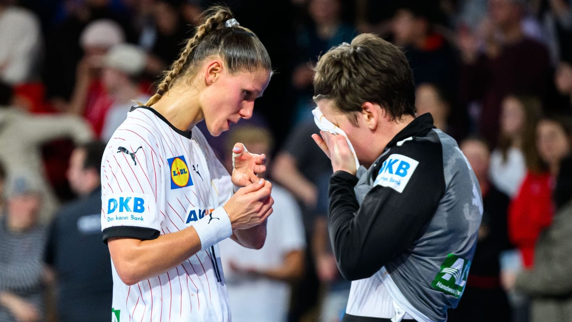 Enttäuschung beim deutschen Team: Die DHB-Frauen mussten bei der Handball-EM eine bittere Niederlage verkraften.