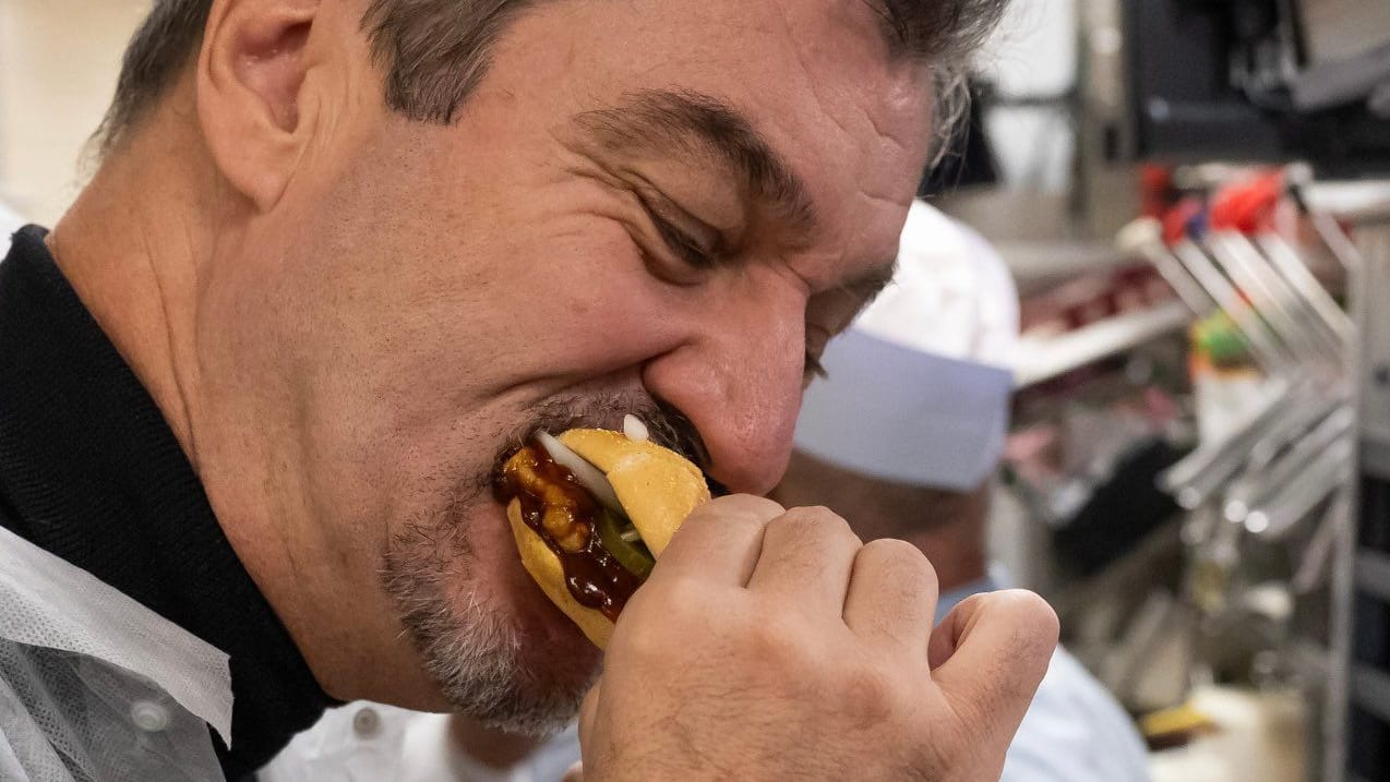 Markus Söder: Er stellte sich bei seinem Unternehmensbesuch bei McDonald"s an die Fritteuse.