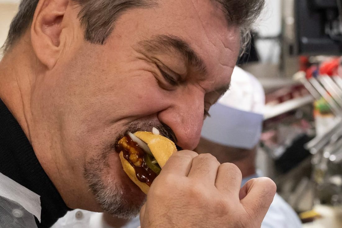 Markus Söder: Er stellte sich bei seinem Unternehmensbesuch bei McDonald"s an die Fritteuse.