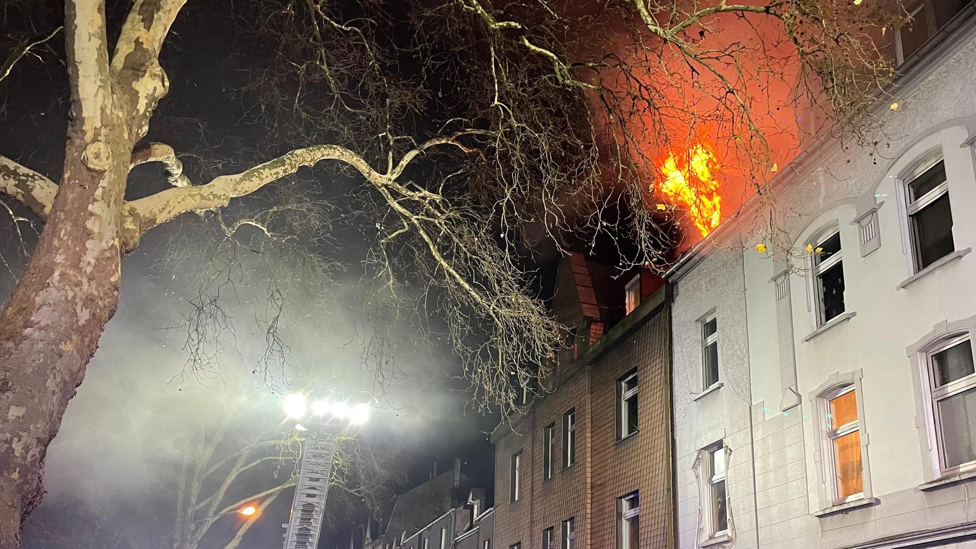 Die Feuerwehr im Einsatz: Flammen schlugen aus dem Fenster.