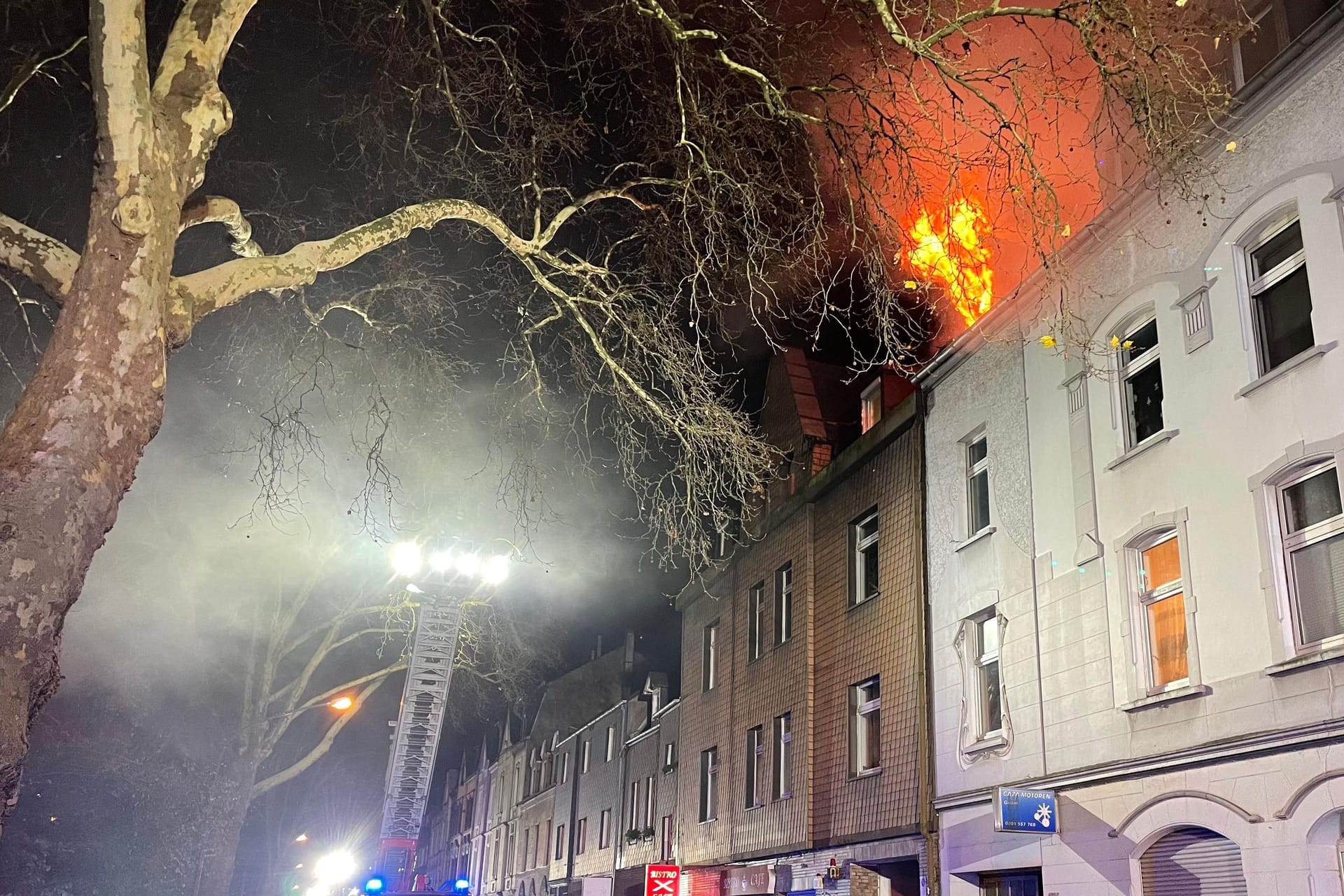 Die Feuerwehr im Einsatz: Flammen schlugen aus dem Fenster.