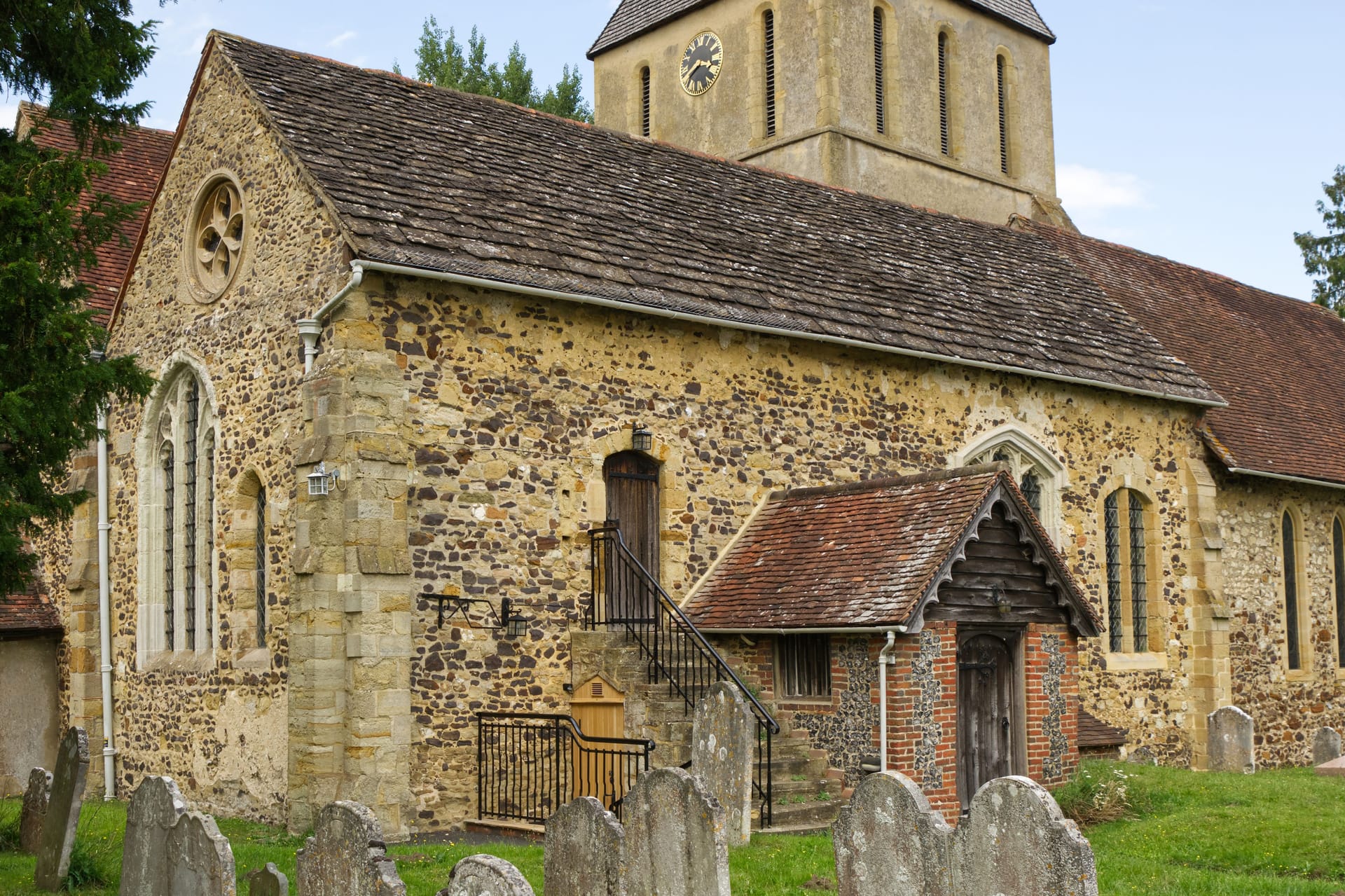 Die Saint James Church in Shere. Das Rosehill Cottage, in dem Amanda unerwarteten Besuch von Iris‘ Bruder Graham (Jude Law) bekommt, sucht man leider vergeblich, da es sich dabei um eine vorübergehende Glasfaserkulisse handelte.