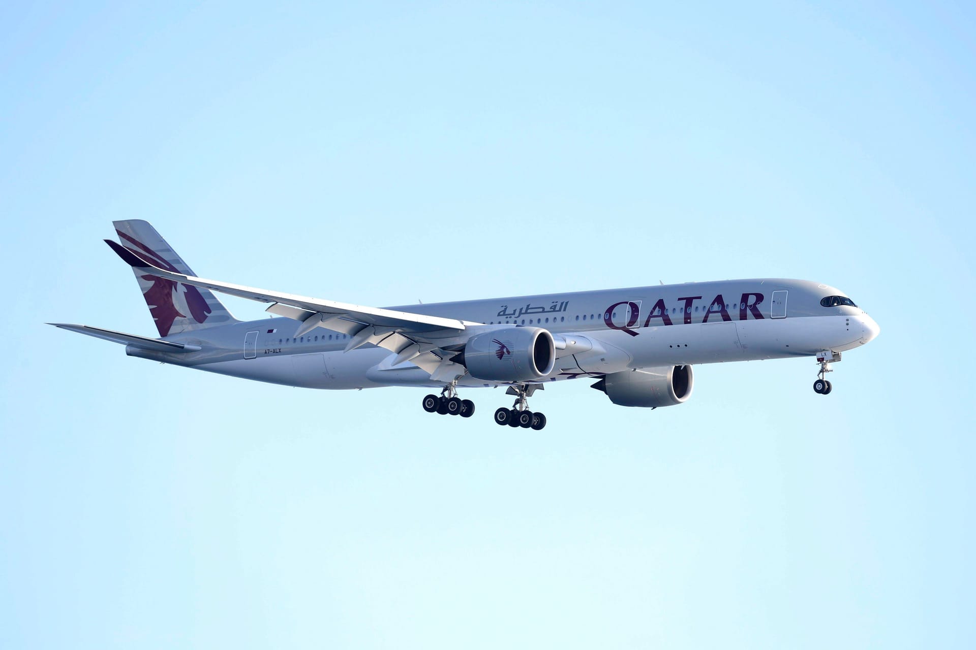 Flieger von Qatar Airways (Symbolfoto): Auf einem Flug nach Frankfurt kam es zu einem sexuellen Übergriff an Bord der Airline.