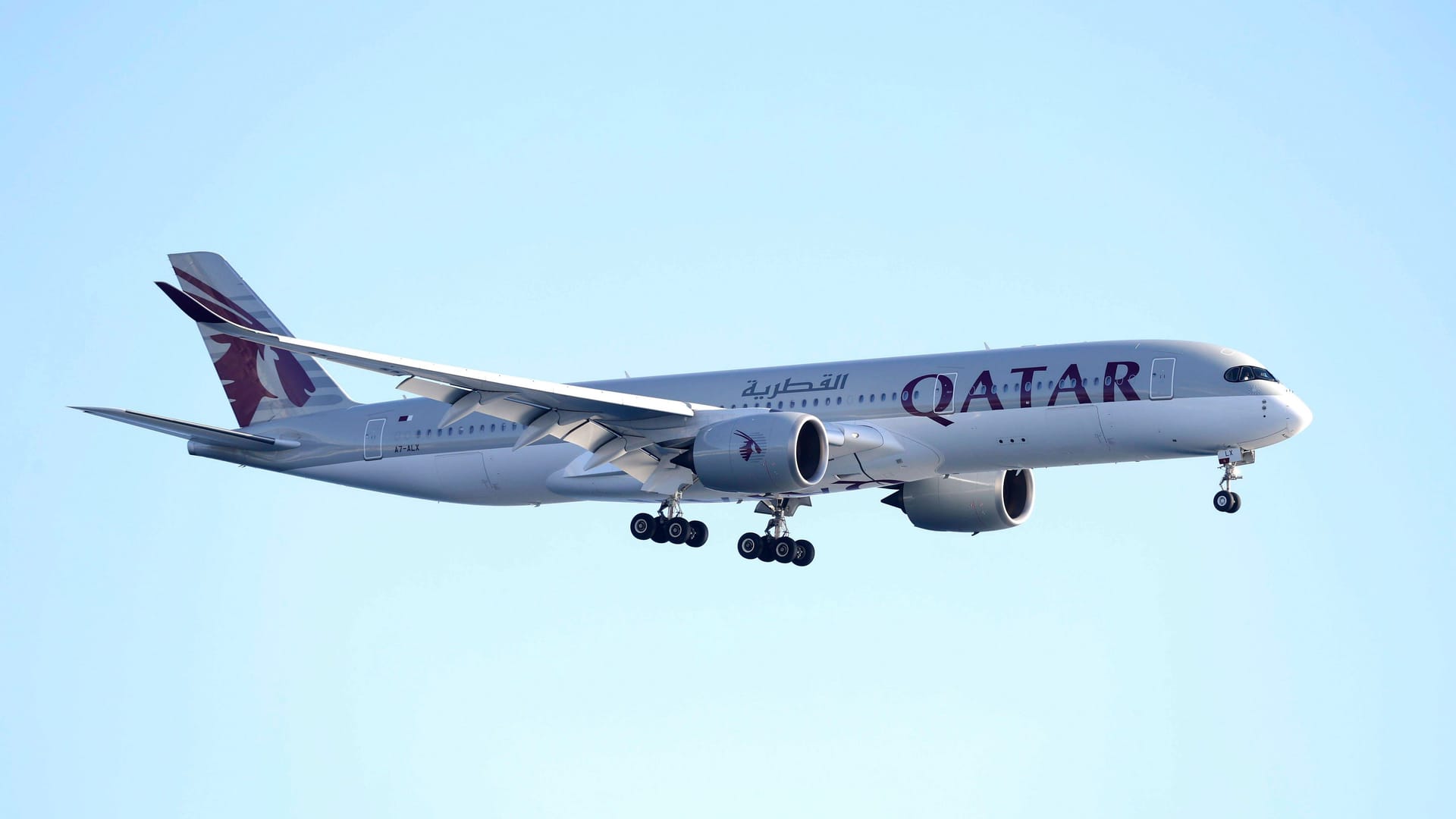 Flieger von Qatar Airways (Symbolfoto): Auf einem Flug nach Frankfurt kam es zu einem sexuellen Übergriff an Bord der Airline.