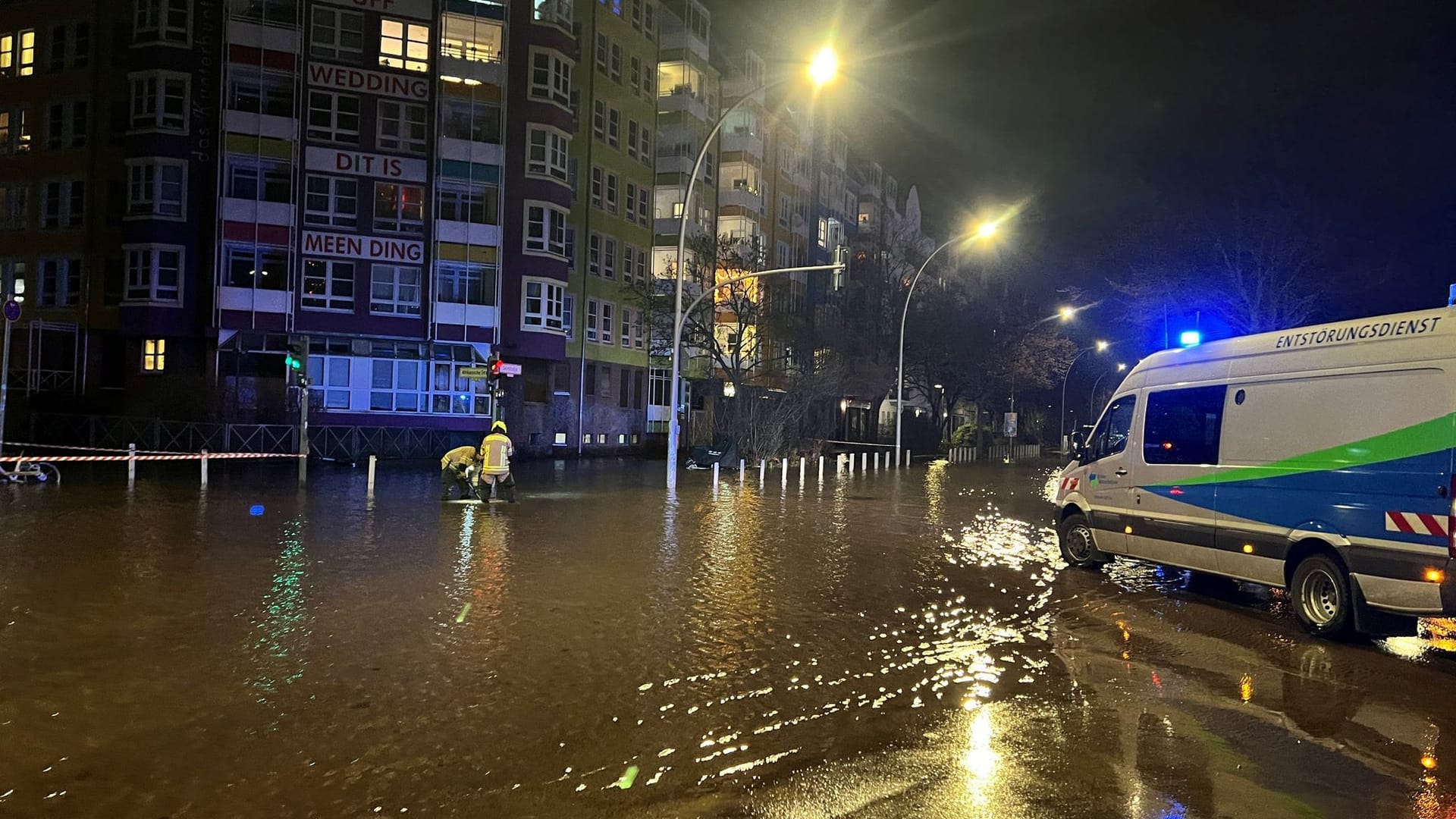 Wasser auf der Seestraße im Wedding. Die Störung soll gegen Mitternacht behoben sein.