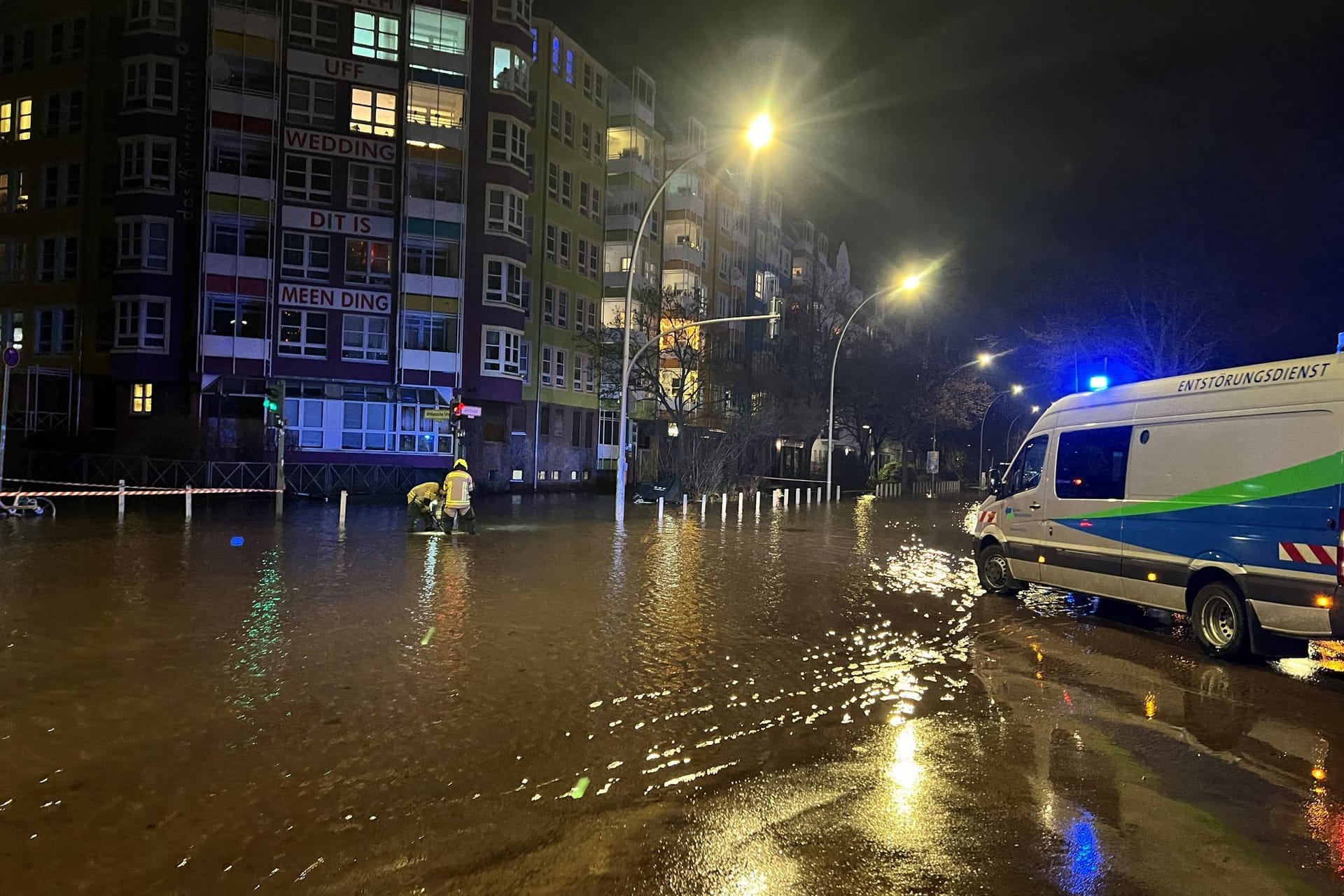 Wasser auf der Seestraße im Wedding. Die Störung soll gegen Mitternacht behoben sein.