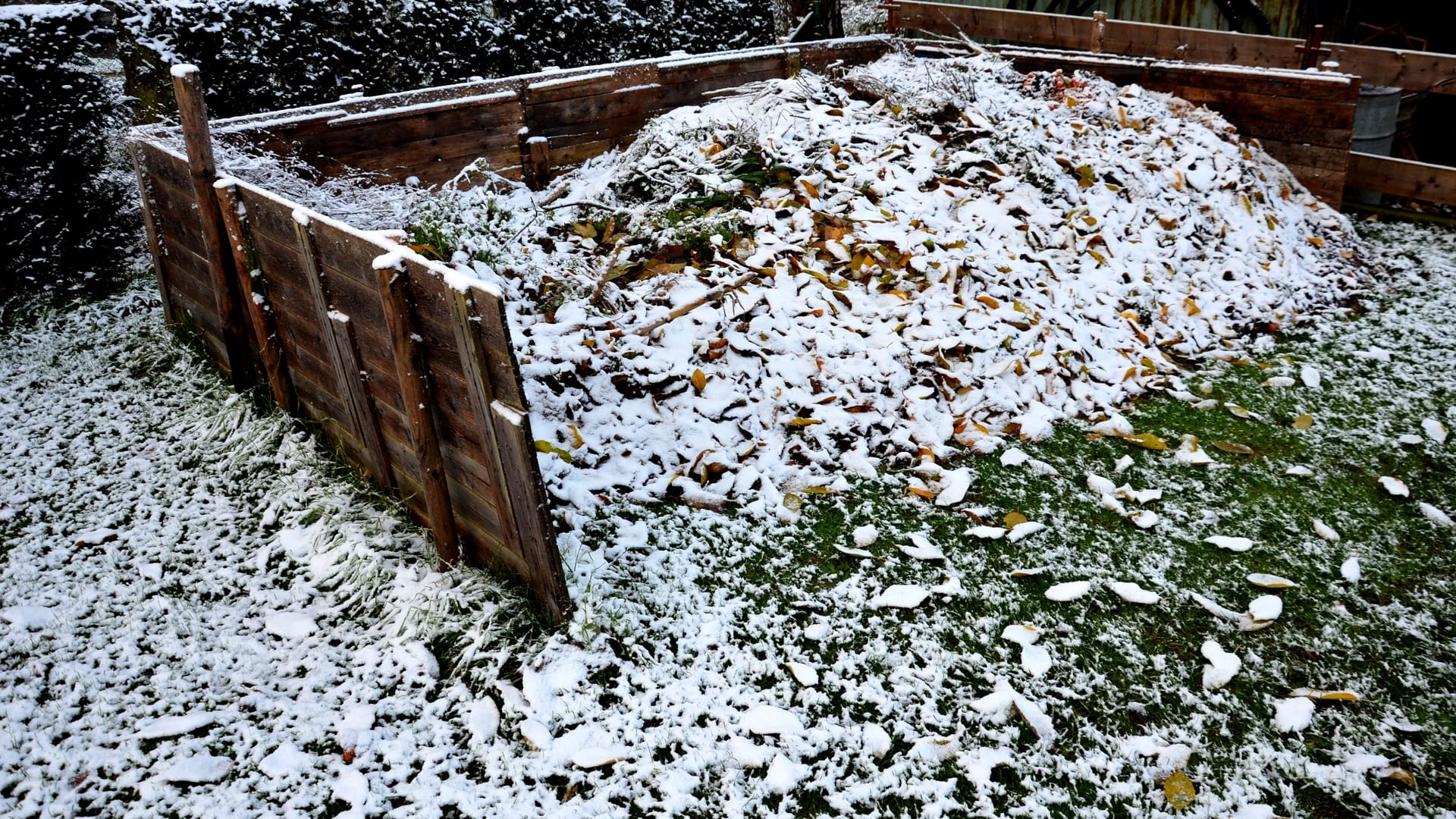 Damit der Kompost im Winter nicht gefriert, sollten Sie ihn abdecken.