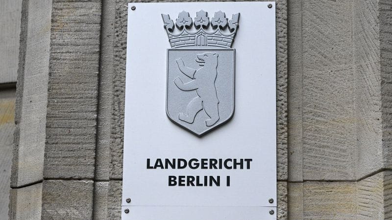 Ein Schild vor dem Landgericht Berlin: Dem Vater werden mehr als 1.000 sexuelle Übergriffe auf seine minderjährige Tochter vorgeworfen.