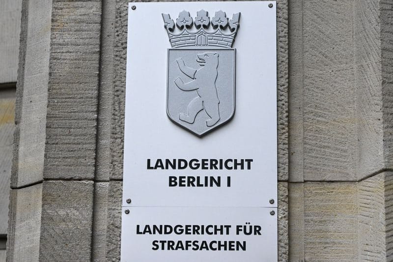 Ein Schild vor dem Landgericht Berlin: Dem Vater werden mehr als 1.000 sexuelle Übergriffe auf seine minderjährige Tochter vorgeworfen.