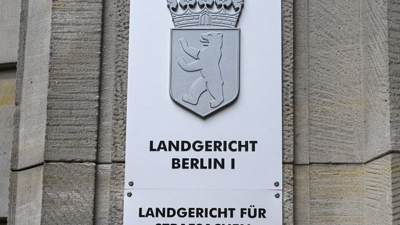 Ein Schild vor dem Landgericht Berlin: Dem Vater werden mehr als 1.000 sexuelle Übergriffe auf seine minderjährige Tochter vorgeworfen.