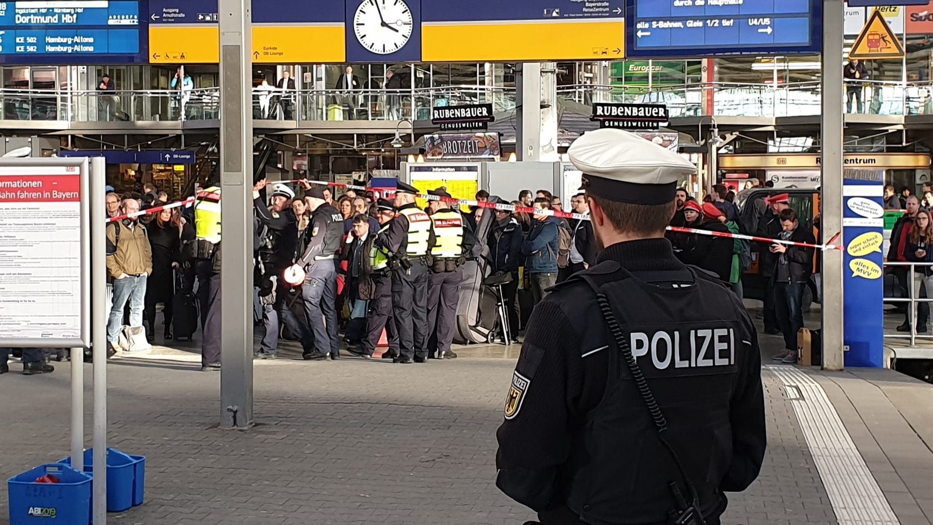 Die Polizei sperrt einen Bahnsteig am Hauptbahnhof ab (Symbolbild): Für den Besitzer des Koffers könnte der Einsatz noch ein Nachspiel haben.