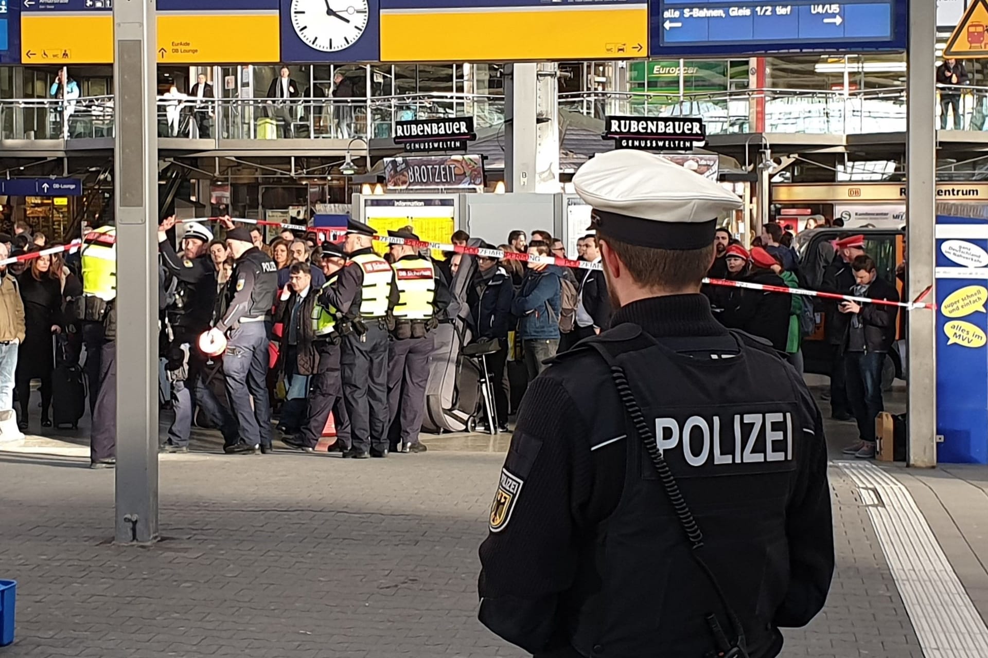 Die Polizei sperrt einen Bahnsteig am Hauptbahnhof ab (Symbolbild): Für den Besitzer des Koffers könnte der Einsatz noch ein Nachspiel haben.