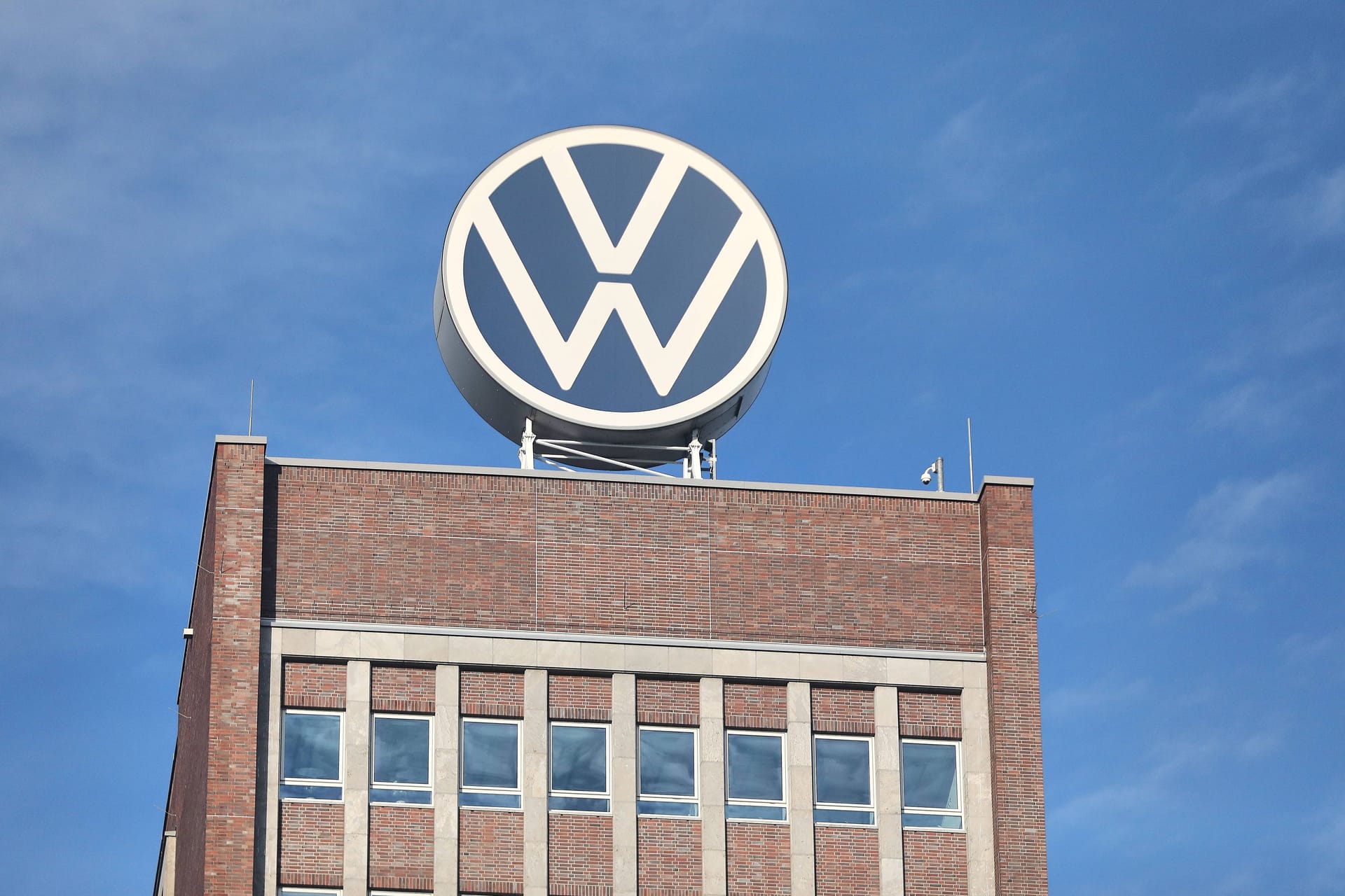 VW-Logo auf dem Werk in Wolfsburg (Symbolbild): Zwei Manager werfen dem Konzern Benachteiligung vor.