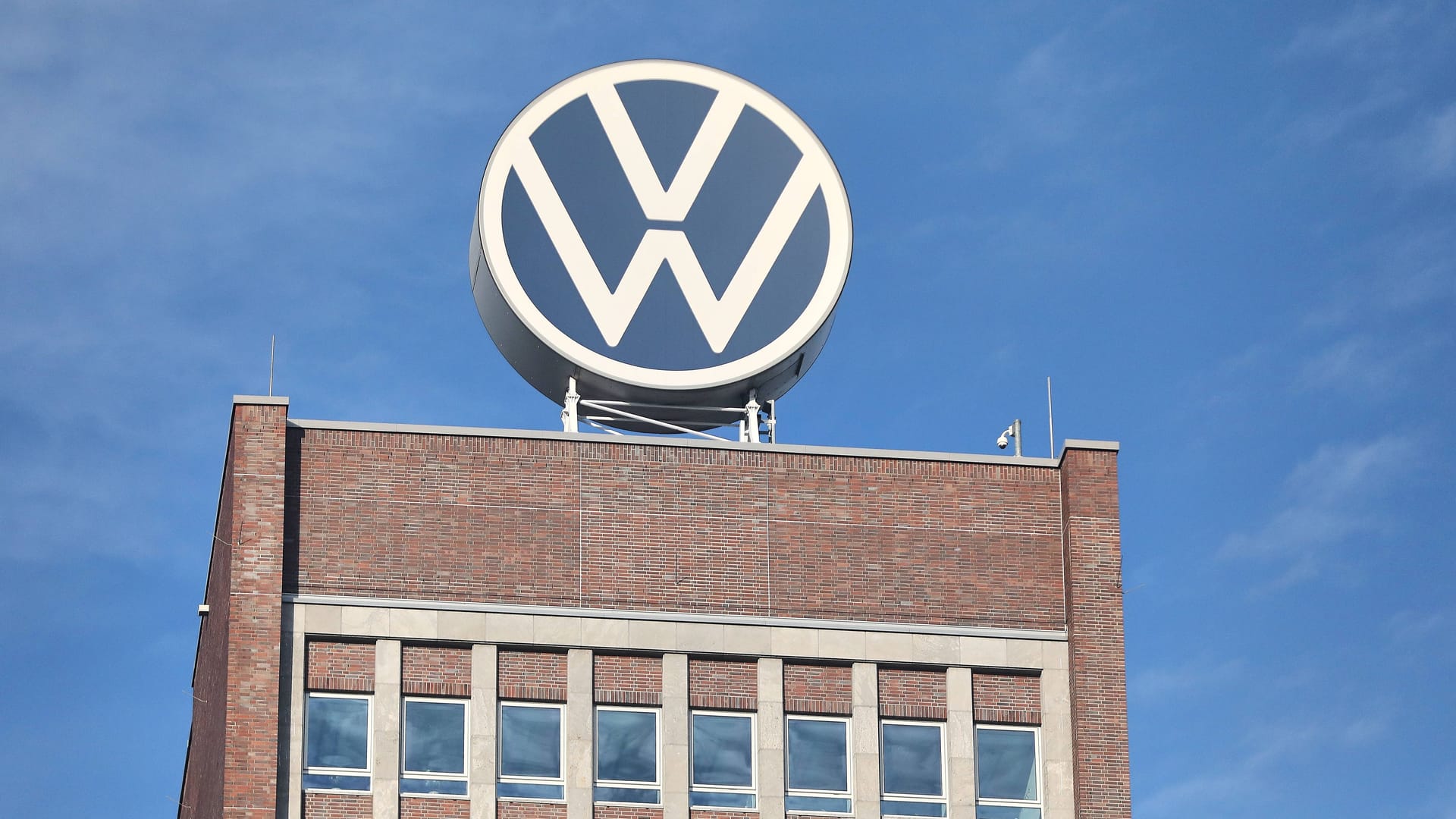 VW-Logo auf dem Werk in Wolfsburg (Symbolbild): Zwei Manager werfen dem Konzern Benachteiligung vor.