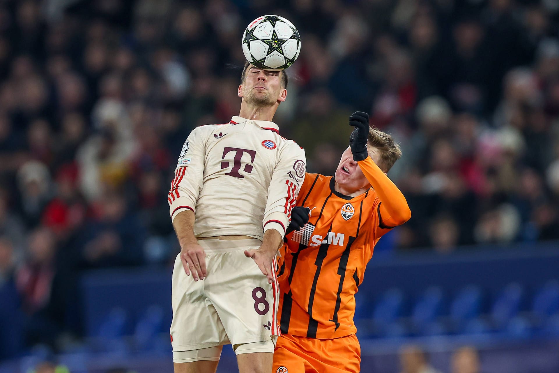 Leon Goretzka: Der Ex-Schalker durfte in seinem ehemaligen Heimstadion für Pavlović beginnen. Sah beim 0:1 schlecht aus, stand falsch und verlor den entscheidenden Zweikampf. Steigerte sich danach. Vor dem 1:1 eroberte er den Ball mit einer Grätsche. Schöner Fernschuss (58.). Note 3