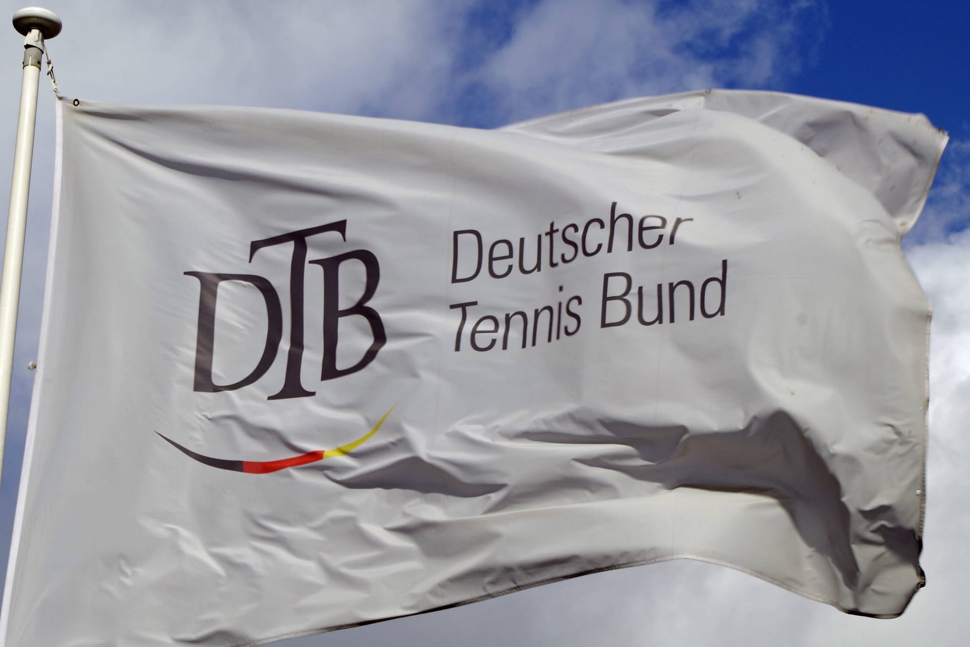 Eine Fahne mit dem Logo des DTB: Bei dem deutschen Sportverband haben interne Untersuchungen zu einem Ergebnis geführt.