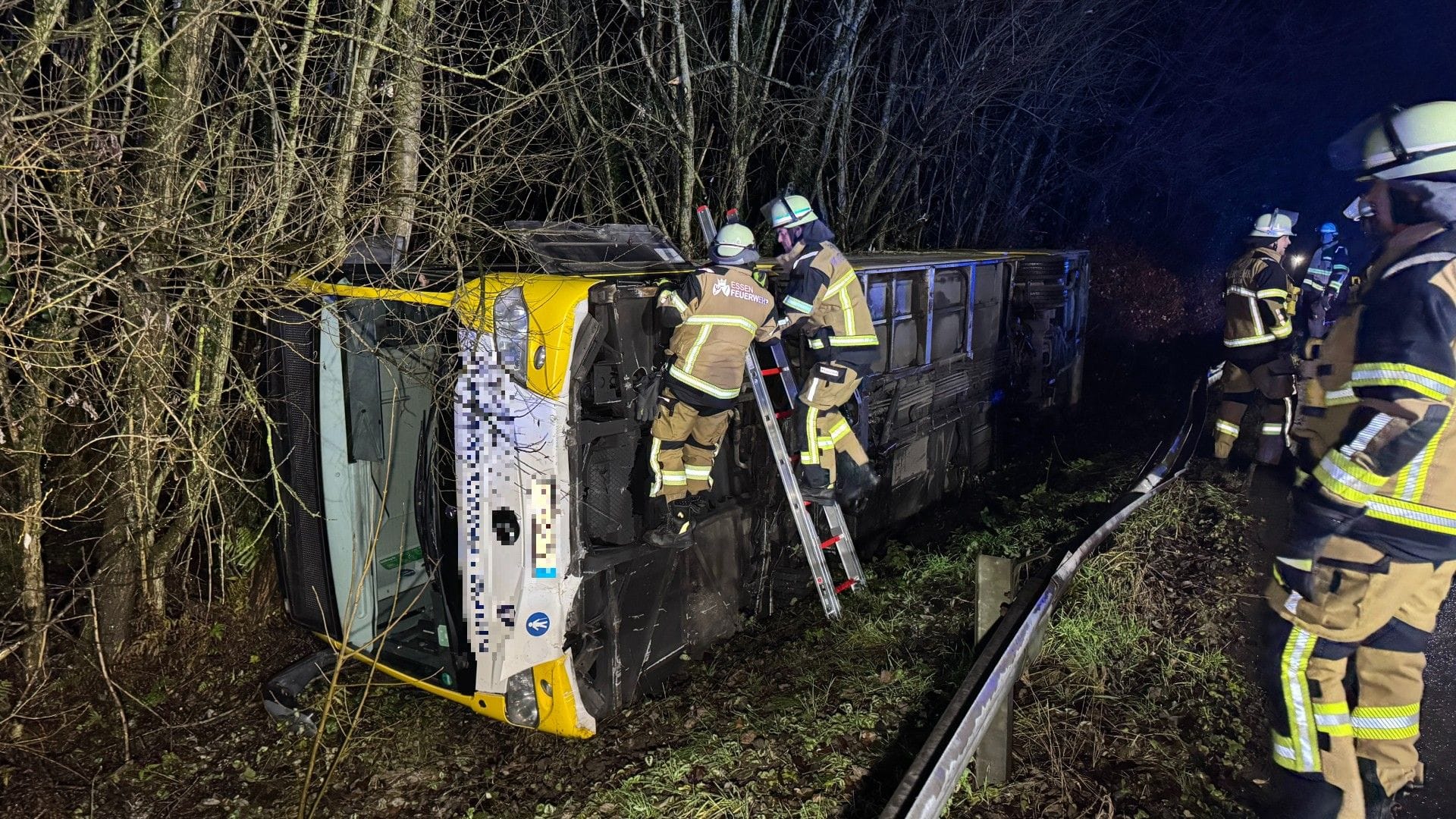 Bei einem Verkehrsunfall mit einem Linienbus in Essen hatten der Fahrer und der einzige Insasse Glück im Unglück: Sie verletzten sich nur leicht.