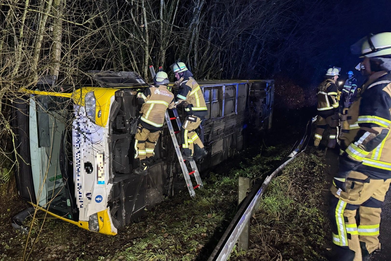 Bei einem Verkehrsunfall mit einem Linienbus in Essen hatten der Fahrer und der einzige Insasse Glück im Unglück: Sie verletzten sich nur leicht.