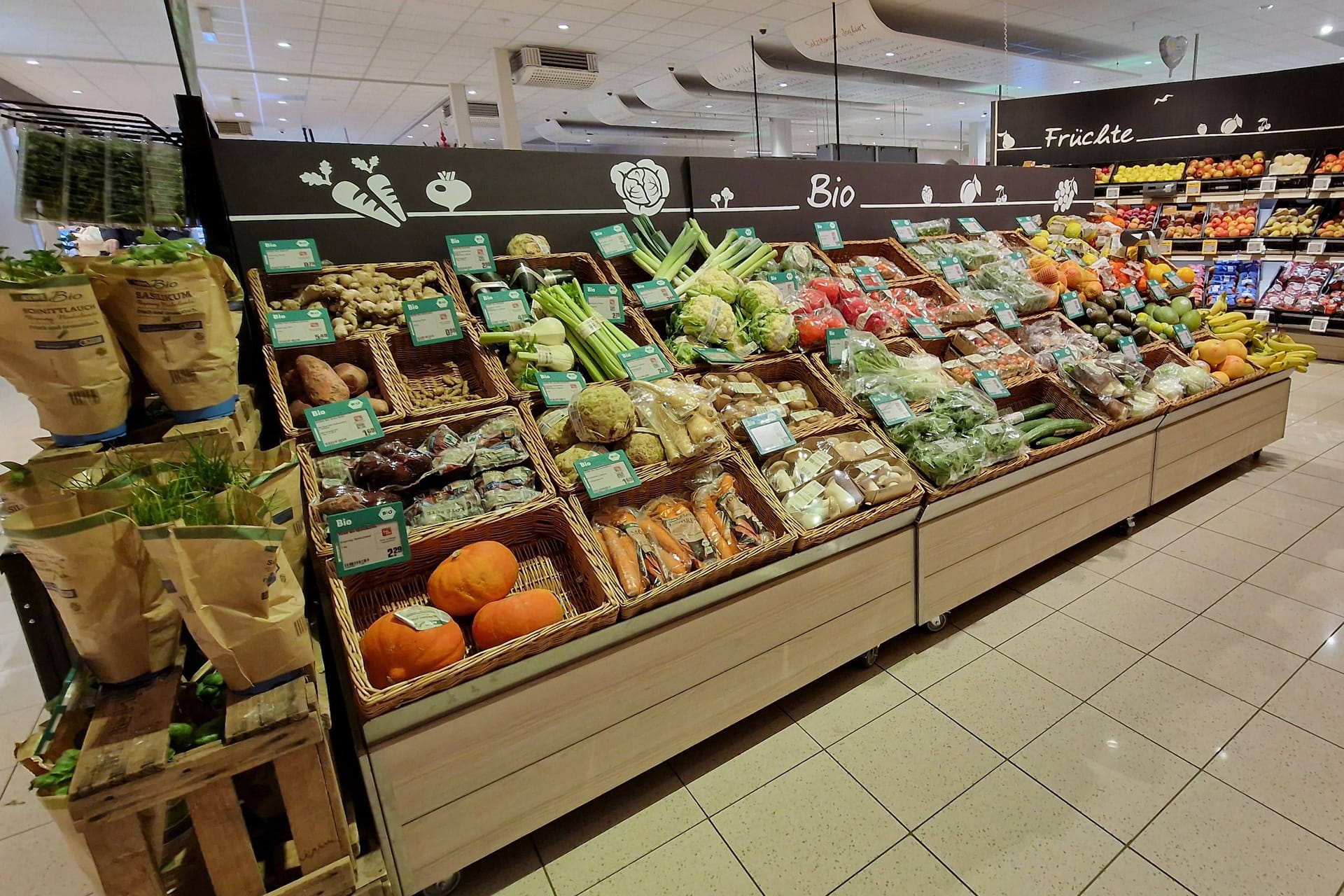 Bio-Gemuese im Supermarkt (Archivbild): An Heiligabend schließen die meisten Geschäfte um 14 Uhr. Doch es gibt Ausnahmen.