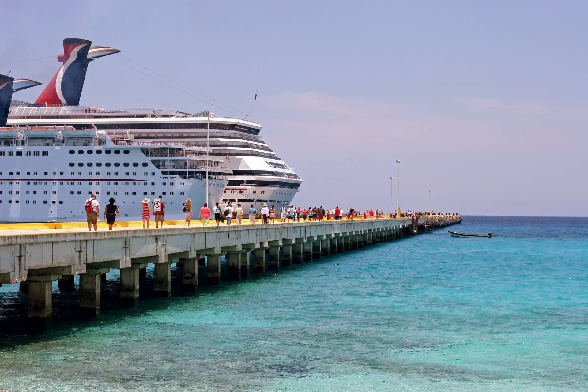 Karibik: Zwei Kreuzfahrtschiffe liegen an einem sonnigen Tag im Hafen von Costa Maya (Mexiko) vor Anker.