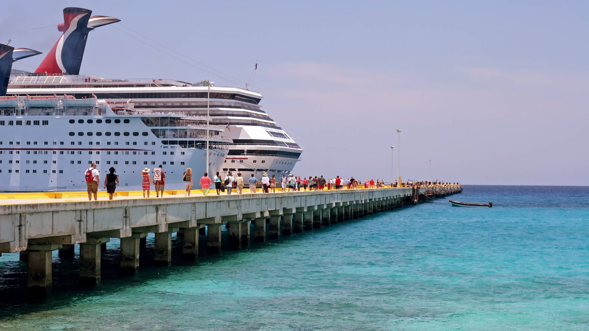 Karibik: Zwei Kreuzfahrtschiffe liegen an einem sonnigen Tag im Hafen von Costa Maya (Mexiko) vor Anker.