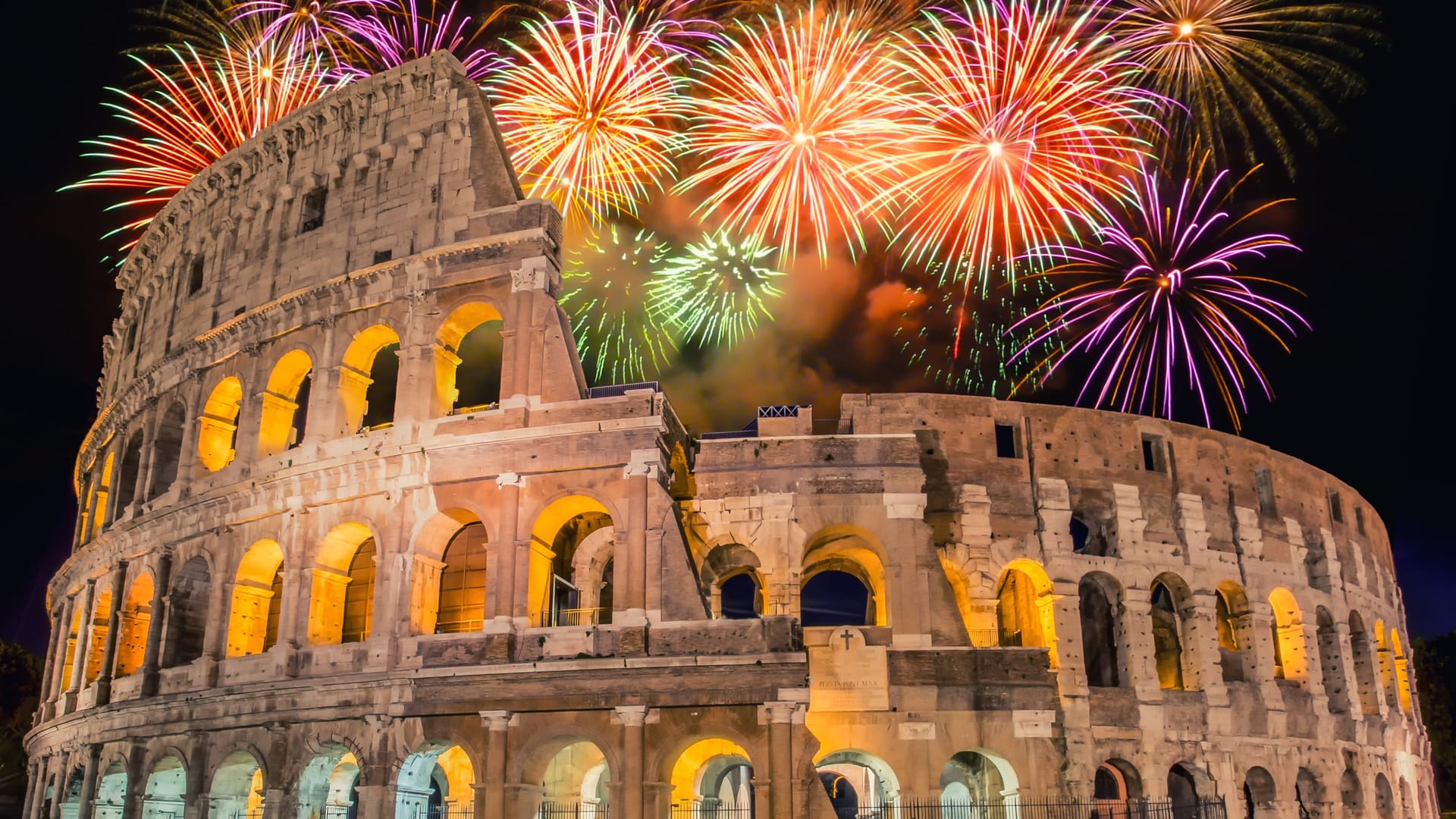 Feuerwerk über dem Kolosseum in Rom: Italiens Hauptstadt lockt mit einer guten Klublandschaft und mildem Wetter.