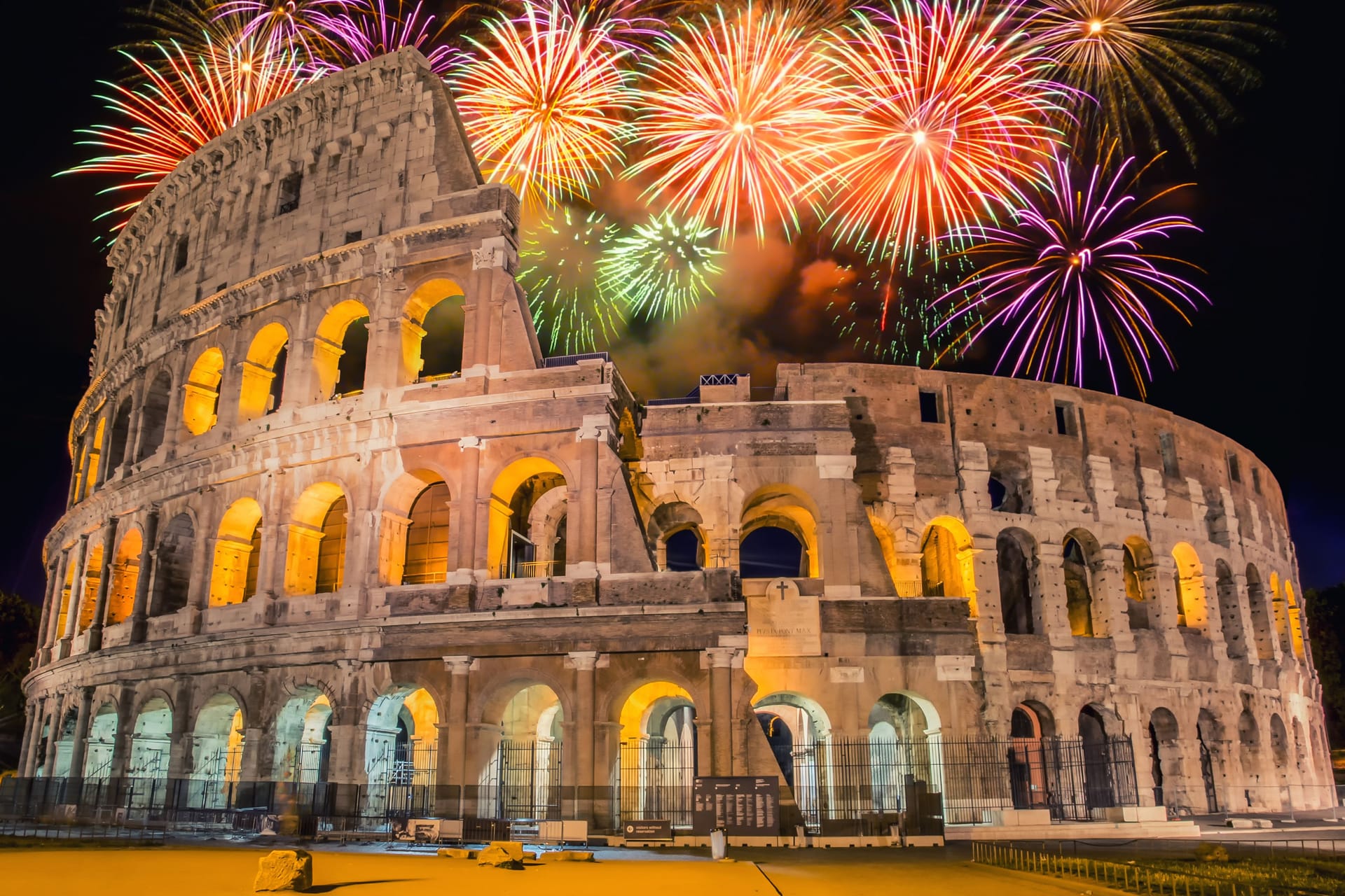 Feuerwerk über dem Kolosseum in Rom: Italiens Hauptstadt lockt mit einer guten Klublandschaft und mildem Wetter.