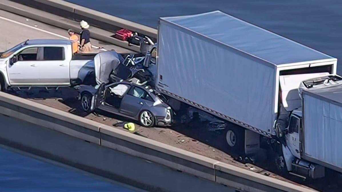 Nach den Unfällen: Mehrere Fahrzeuge sind nicht mehr fahrbereit.