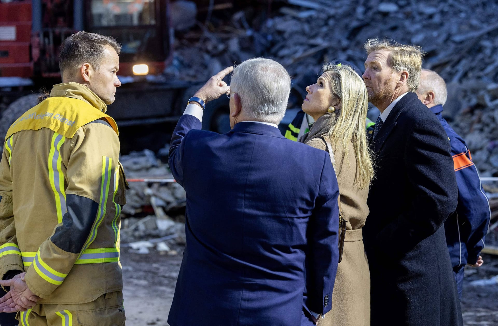 König Willem-Alexander und Königin Máxima besuchen den Katastrophenort am Tarwekamp.