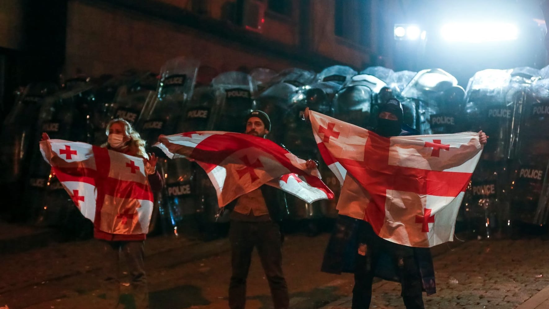 Tiflis: Demonstranten mit georgischen Nationalflaggen protestieren gegen die Entscheidung der Regierung, die Verhandlungen über den Beitritt zur Europäischen Union für vier Jahre auszusetzen.