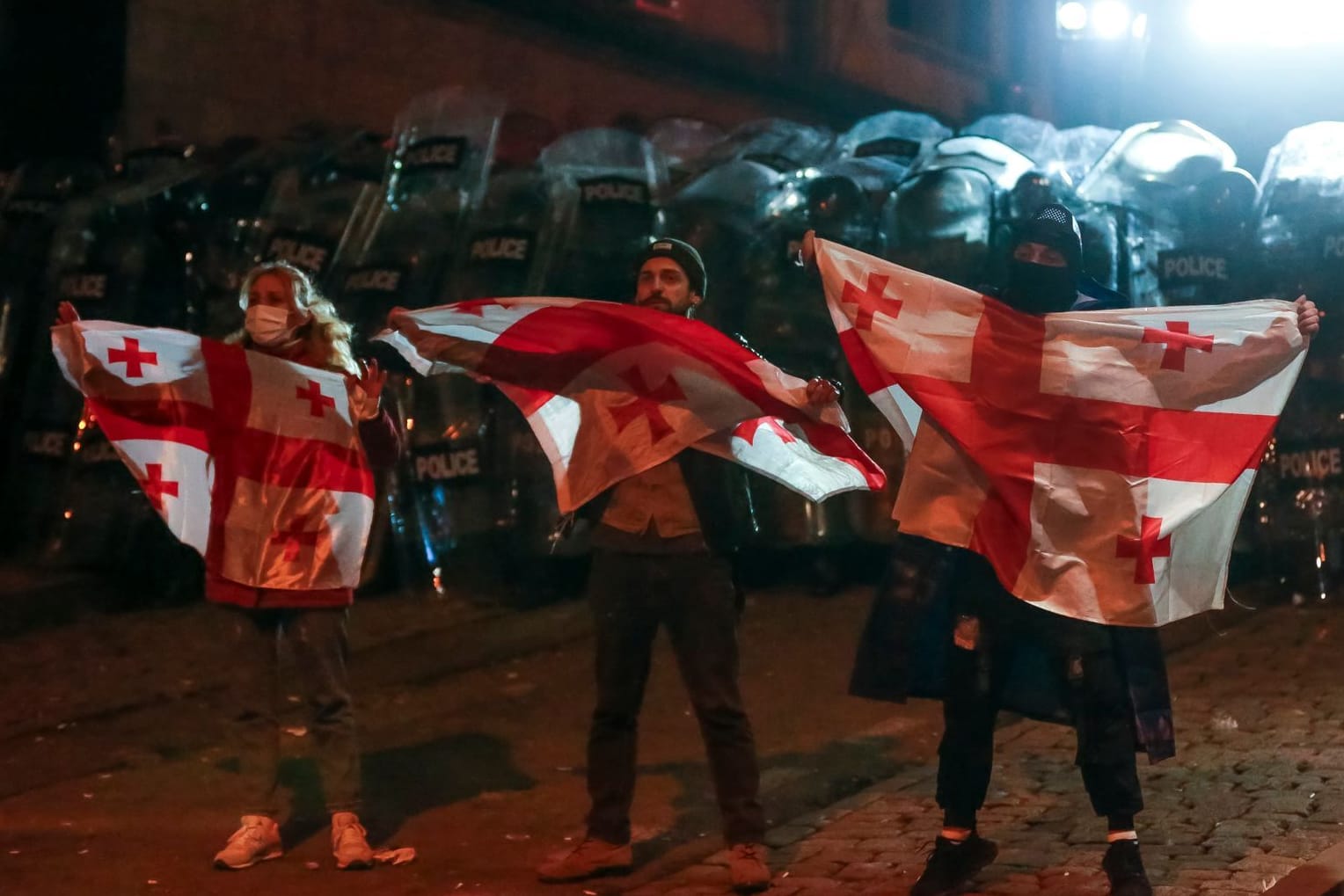 Tiflis: Demonstranten mit georgischen Nationalflaggen protestieren gegen die Entscheidung der Regierung, die Verhandlungen über den Beitritt zur Europäischen Union für vier Jahre auszusetzen.