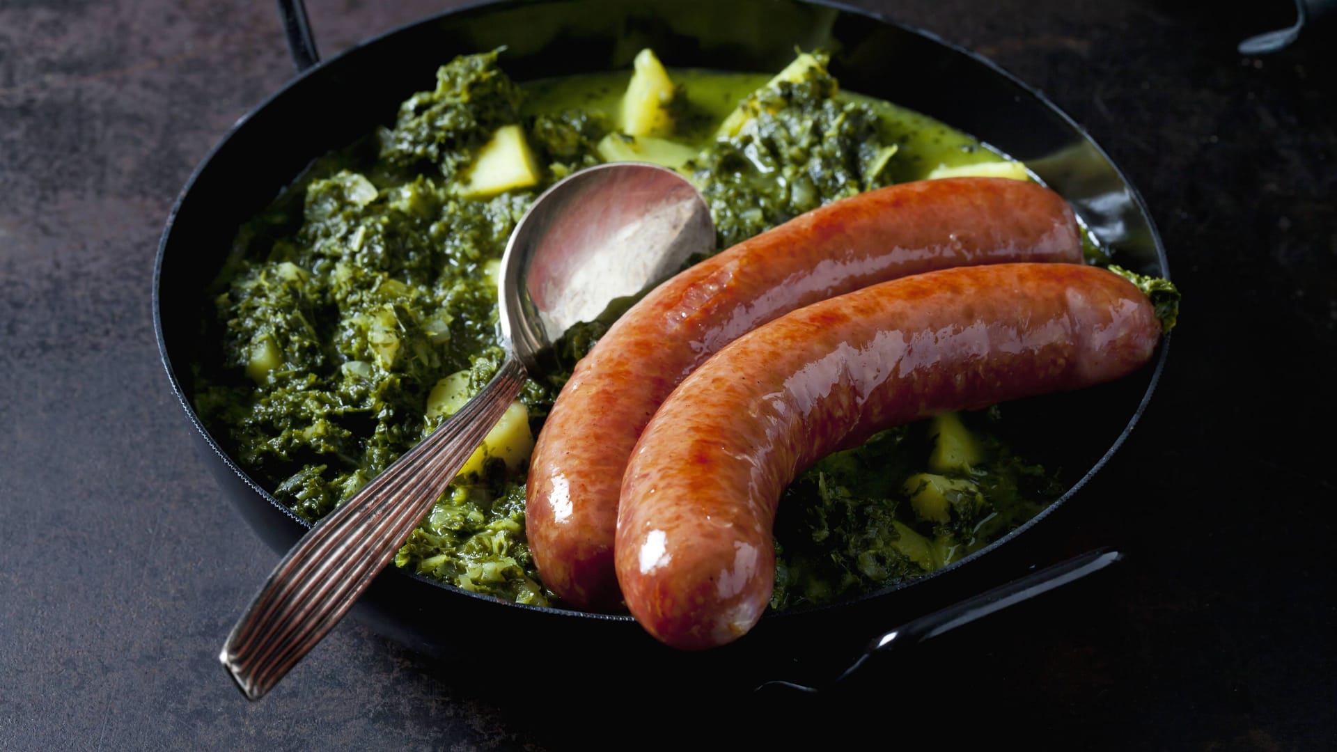 Grünkohl mit Kohlwurst und Kartoffeln (Symbolbild): So ist der Klassiker bekannt – doch er schmeckt auch mit neuen Interpretationen.